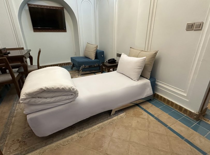 سرویس تخت اضافه با عرض ۹۰ سانتی‌متر ارائه می‌شود و مناسب کودکان و نوجوانان تا سن ۱۳ سال است.